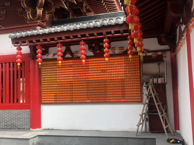 龍之夢臥龍寺萬佛墻前供奉光明心愿燈有感：禮佛在人，供燈在心